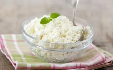 Сир на ніч: міф про користь, який може зіпсувати ваш сон та фігуру