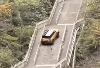 "Небесная лестница" не покорилась новому кроссоверу Chery: он скатился вниз с горы (видео)