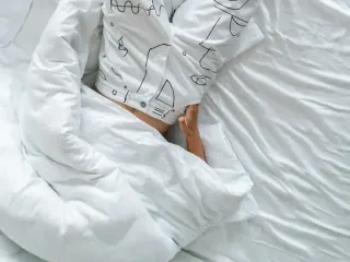 Какой наполнитель одеяла действительно обеспечивает сладкий сон: экспертный рейтинг