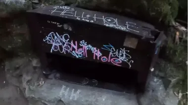 Братья решились пролезть в "адскую дыру": находка внутри шокировала всех (видео)