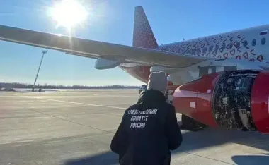 У Росії пасажирський літак почав розвалюватись під час польоту: відео