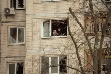 Манифест любви: пара, целующаяся в поврежденной "Шахедом" квартире в Киеве, покорила сеть (фото)