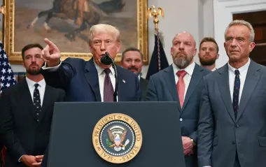 Подписи будто под копирку: Минюст США оправдывается из-за странных "помилований" Трампа