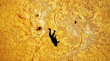 Человек "падает" на Солнце: получена удивительная фотография, такую еще никто не делал (фото)