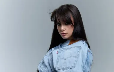 Тренч, джинсы и лоферы: жена Позитива показала модный "лук" на осень