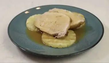 Соковита свиняча вирізка з ананасом та чебрецем: страва, яка змусить забути про інші способи приготування м'яса, рецепт