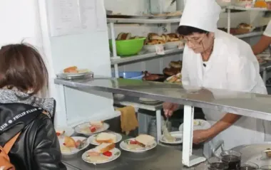 "Їжа - огидна, а ціни - як у Раді": в Україні знову спалахнув скандал через шкільне харчування