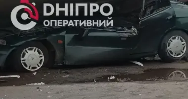 У Дніпрі легковик спровокував ДТП: фура перекинулась і протаранила будівлю