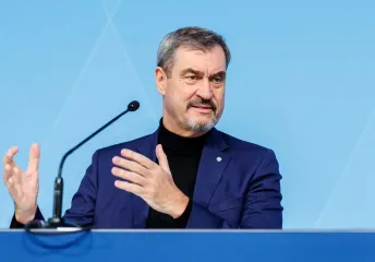 "Блазні Путіна". Премʼєр Баварії публічно присоромив АдН