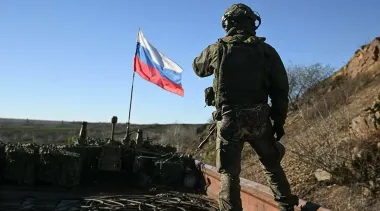 Имитируют оккупацию: россияне в Купянске "подсвечивают" себя для дронов ВСУ, размахивая триколорами