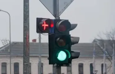 Червоний хрест на світлофорі: що означає новий сигнал у Києві
