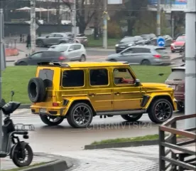 По-богатому: в Украине заметили яркий золотой "Гелендваген" (фото, видео)