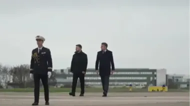 Зеленский прилетел в Париж