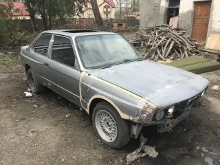 В Украине на огороде ржавел культовый спорткар BMW M3 80-х (фото)
