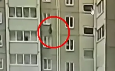 Russian military pilot flies off roof of high-rise building in Chelyabinsk. VIDEO