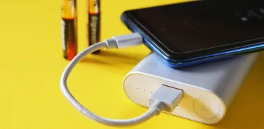 Электричество для смартфонов одним касанием: в Индии создали новый генератор энергии