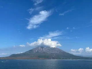 С молниями и столбом пепла: в Японии извергнулся самый активный вулкан (видео)