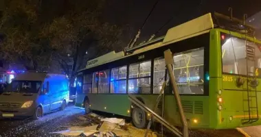 В Харькове 55-летний водитель троллейбуса потерял сознание и врезался в остановку: состояние пострадавшего