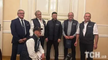 Зеленський у Франції зустрівся з рибалками, які забезпечують українські міста антидроновими сітками