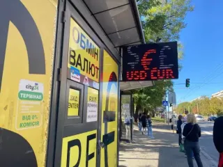 Українці активно скуповують долари та євро: чому так відбувається і що буде далі