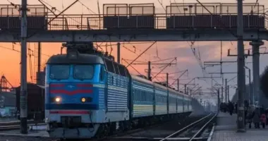 Массированные обстрелы Днепра: "Укрзализныця" сообщает о задержке поездов