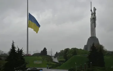 В Киеве приспустили самый большой флаг Украины: КГГА объяснила причину