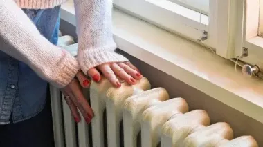 Як заощадити на опаленні: чи варто встановлювати фольгу за батареєю