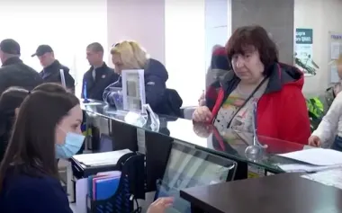 Українцям почали масово скасовувати виплати ВПО: хто втратить допомогу