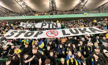 Вболівальники влаштували перформанс на матчі української збірної з плакатами проти путіна та лукашенка