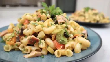 Салат из макарон с курицей и перцем: ответ на вопрос о том, что приготовить, чтобы было вкусно, сытно, быстро и бюджетно