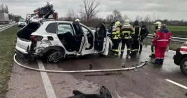 Под Киевом BMW опрокинулось после удара в отбойник: погибли водитель и пассажир