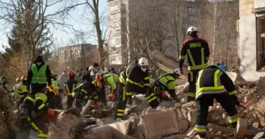 У Тернополі з-під завалів багатоповерхівки дістали живого постраждалого