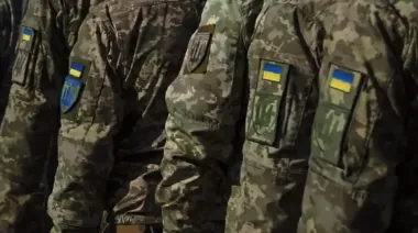 У Київському ТЦК заявили, що їхній співробітник відкрив вогонь та бив по автівці цивільного через напад