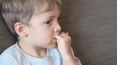 Стресс, скука, тревога: почему дети грызут ногти и чем это опасно