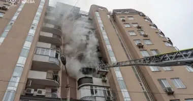 В центре Киева вспыхнула квартира: предварительно из-за взрыва зарядной станции