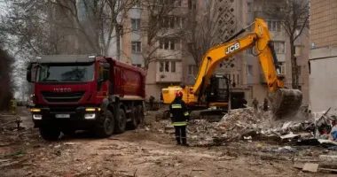 Тернополь после удара РФ: спасатели ищут пропавших и разбирают завалы