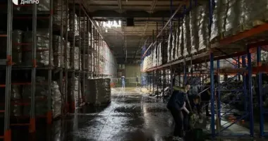 Внаслідок російської атаки по Дніпру постраждав склад Всесвітньої продовольчої програми ООН: фото