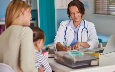 Безкоштовно дітям і майбутнім батькам: які медпослуги гарантує українцям держава