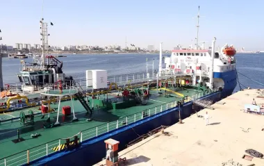 Миллионы баррелей нефти из РФ могут "зависнуть" в море из-за санкций США, - Bloomberg