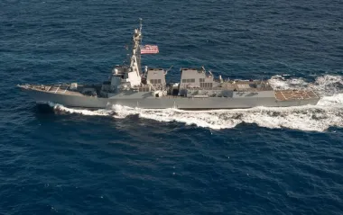 Танкер РФ "передумал" плыть в Венесуэлу после встречи с эсминцем США, - Bloomberg