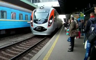 Обстріли "Укрзалізниці": пасажирам пояснили, як курсуватимуть поїзди під час атак