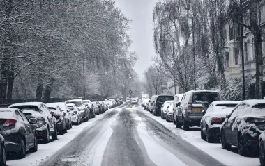В Україну йдуть перші снігопади: на тлі негоди водіям радять "перевзутися"