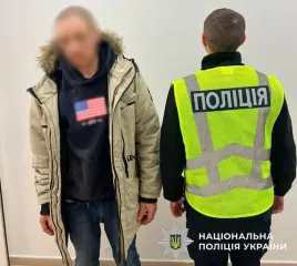 В Киеве мужчина угрожал гранатой во время ограбления магазина: чем все завершилось