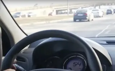 На украинских дорогах появился светофор с красным крестом: что он означает