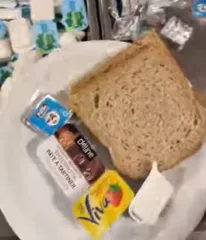 Беженка показала меню в лагере для переселенцев в Бельгии