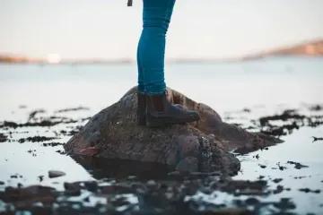 Доступное средство для кожаной обуви: защита от грязи, устранение изломов и блеск как у новых ботинок