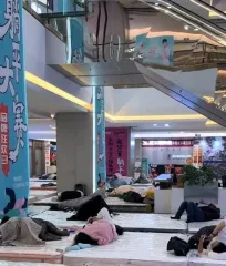 Чоловік найдовше пролежав на матраці та виграв гроші: скільки він витримав