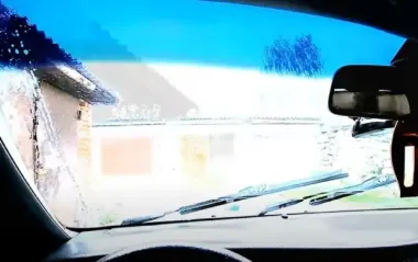 Не каждый водитель знает: простой лайфхак, который спасет окна авто от запотевания