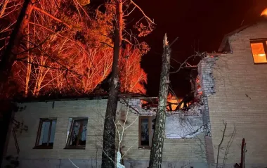 Росіяни вночі атакували Сумщину: пошкоджено будівлю ДСНС, постраждав рятувальник