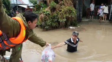 По меньшей мере 90 человек погибли за несколько дней наводнений во Вьетнаме